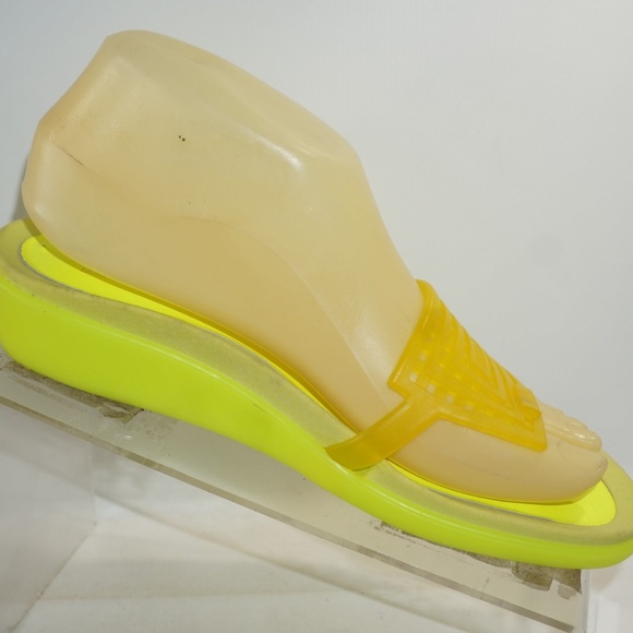 Donald J Pliner Sz 7 Yellow Mule Sandals B3B13 - Picture 4 of 8